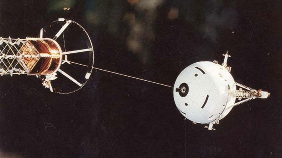 Implantação do Sistema de Satélite Amarrado 1 (TSS-1) pelo ônibus espacial Altantis em 1992; teste falhou na época - Divulgação/APOD Nasa
