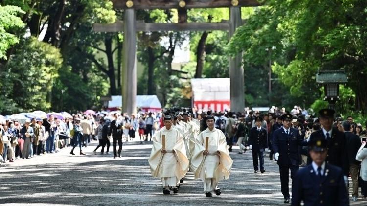 Sacerdotes xintoístas conduzem cerimônia em Tóquio - Getty Images via BBC