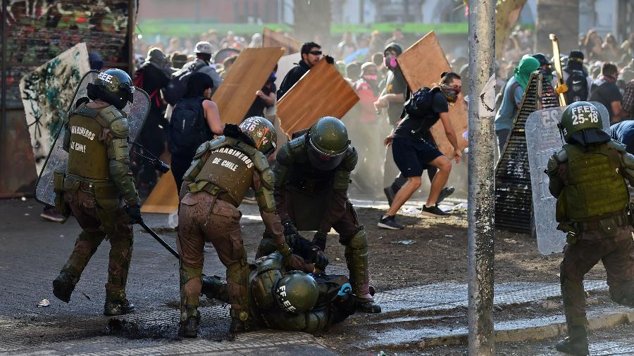 22.nov.2019 - Policiais e manifestantes entram em confronto em Santiago, no Chile - Johan Ordonez - 22.nov.2019/AFP