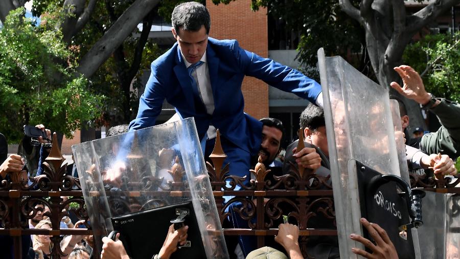 05.jan.2020 O líder da oposição na Venezuela, Juan Guaidó, é impedido de entrar na Assembleia Nacional, em Caracas. Ele foi eleito presidente do Parlamento por deputados contrários ao governo de Nicolás Maduro em uma sessão realizada na sede de um jornal na capital venezuelana - Federico Parra/AFP
