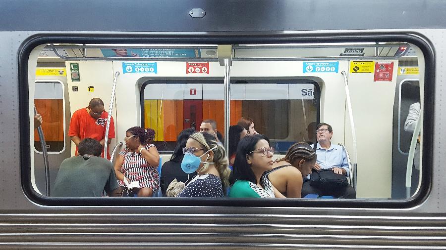 Passageira utiliza máscara dentro de vagão no Metrô de São Paulo - BETE MARQUES/O FOTOGRÁFICO/ESTADÃO CONTEÚDO