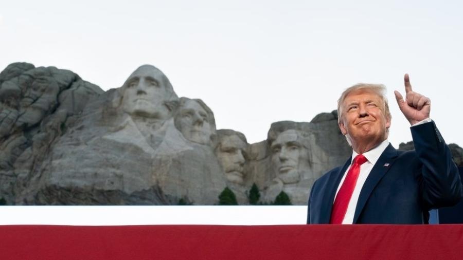 Donald Trump à frente do Monte Rushmore, em montagem postada no seu perfil do Twitter - Reprodução/Twitter