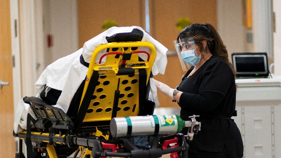 5.jan.2021 - Trabalhadora da saúde conversa com paciente com covid-19 no Trinitas Regional Medical Center, em Nova Jersey, Estados Unidos - Eduardo Munoz/Reuters