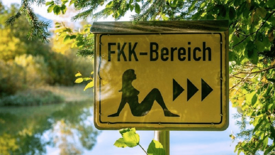 A cultura de corpo livre - ou "FKK" - é praticada em muitas praias, acampamentos e parques em toda a Alemanha - Age Of Stock/Alamy