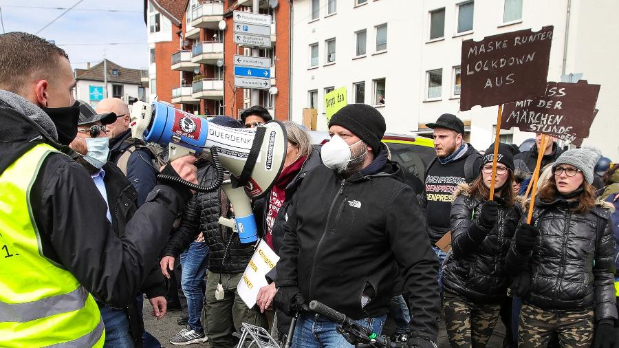 Arquivo - Manifestantes se reúnem em ato para exigir fim das medidas restritivas contra a covid-19 em Kassel, Alemanha - Armando Babani/AFP