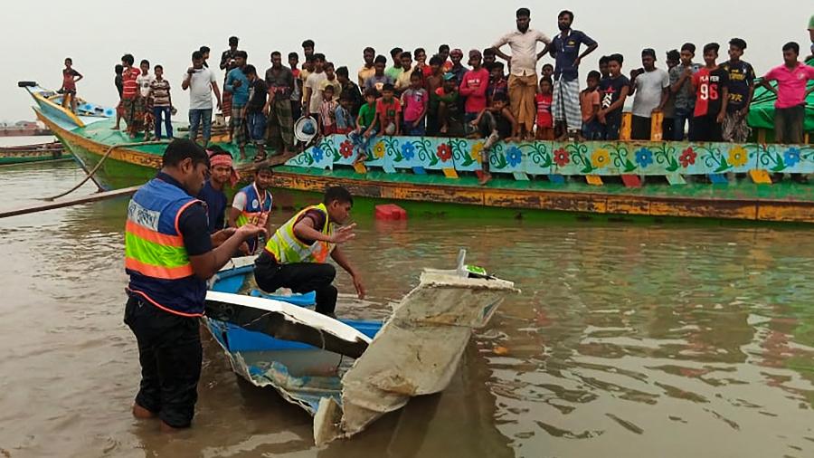 Policiais inspecionam embarcação que colidiu com outra em Bangladesh. Ao menos 26 pessoas morreram no acidente - AFP