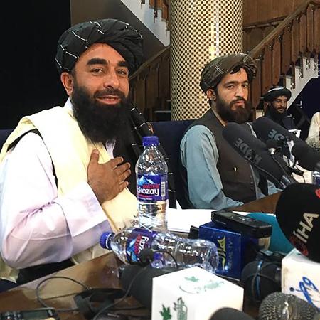 Zabihullah Mujahid, porta-voz do Taleban, dá entrevista coletiva em Cabul - Hoshang Hashimi/AFP