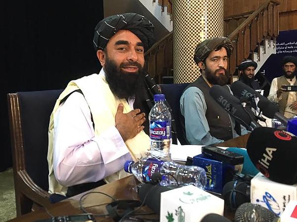 Zabihullah Mujahid, porta-voz do Taleban, dá entrevista coletiva em Cabul - Hoshang Hashimi/AFP