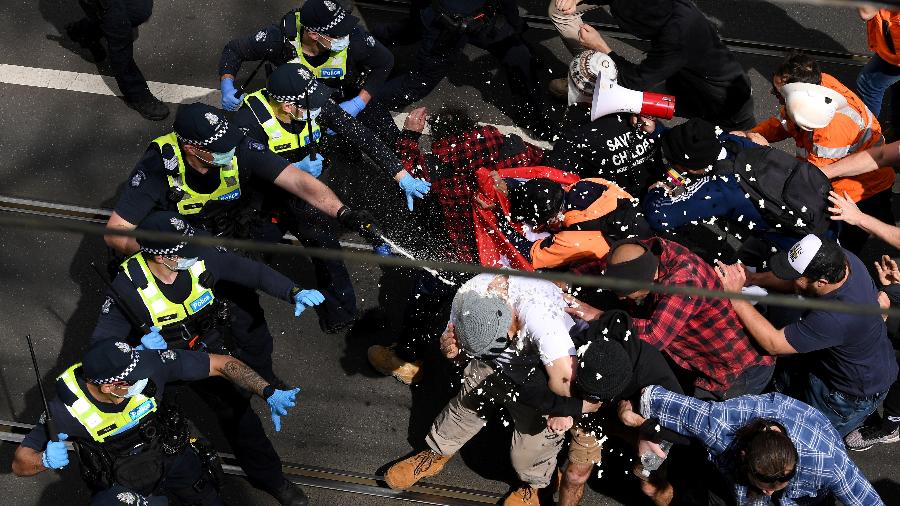 Polícia australiana entrou em conflito com manifestantes que são contra medidas de isolamento para conter a covid-19 - STRINGER/via REUTERS