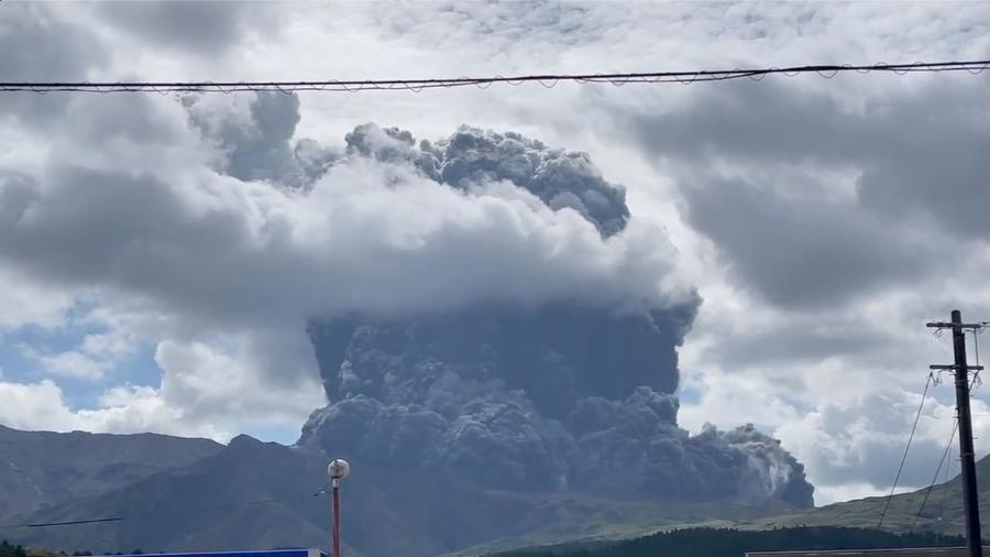 Fumaça e cinzas são vistas durante a erupção do Monte Aso - Twitter / @ NINJA250_NBYK via Reuters