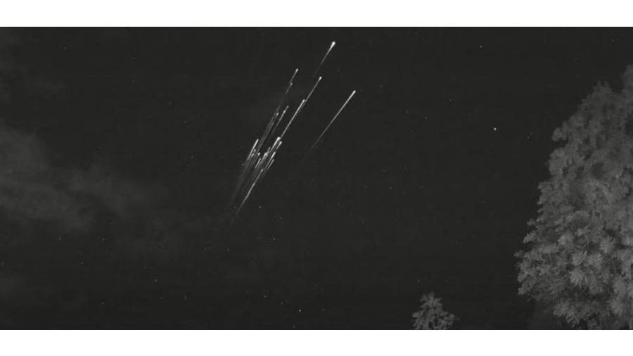 Imagem captada sobre o céu de Santo Domingo, em Porto Rico, em 7 de fevereiro, mostra detritos espaciais de satélites da Starlink - Eddie Irizarry/Sociedad de Astronomia Del Caribe