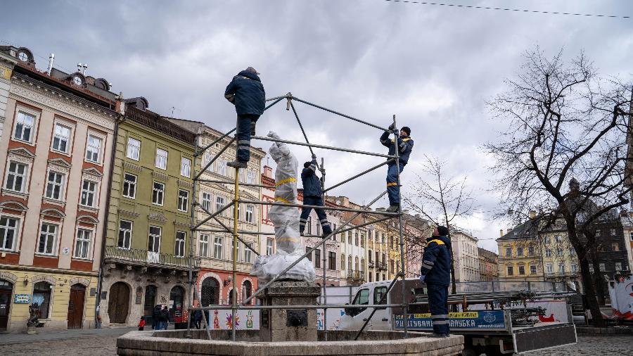 Em março, trabalhadores instalaram proteções para uma estátua no centro histórico de Lviv, Patrimônio da Humanidade segundo a Unesco - Xinhua/Ren Ke