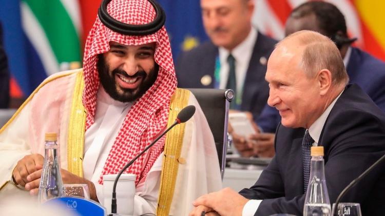 Saudi Arabia's Crown Prince Mohammed bin Salman and Russian President Vladimir Putin smile at the 2018 G20 Leaders' Summit - GETTY IMAGES - GETTY IMAGES