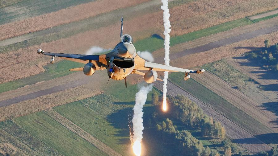 Um caça F 16 participa do exercício de blindagem aérea da OTAN perto da base aérea de Lask, no centro da Polônia, em 12 de outubro de 2022