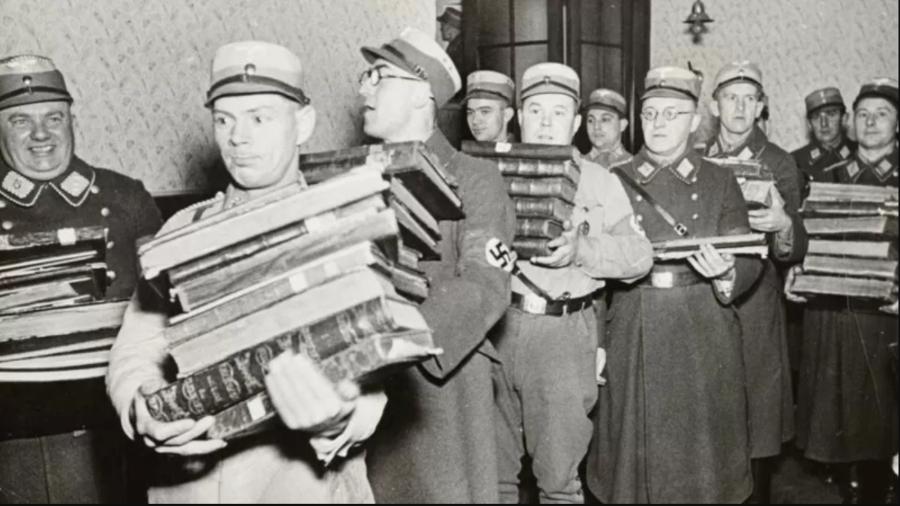 Oficiais nazistas carregando livros, supostamente para serem queimados - YAD VASHEM