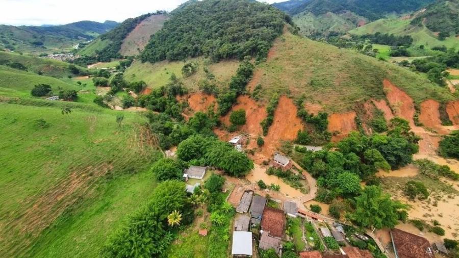 Tragédia aconteceu em Antônio Dias (MG); no local do acidente, pelo menos quatro casas foram atingidas - Divulgação/Corpo de Bombeiros de MG