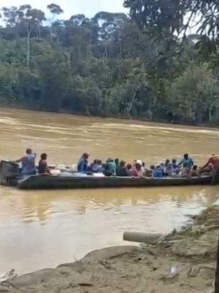 Canoa lotada de garimpeiros ilegais deixando a Terra Yanomami - Reprodução redes sociais