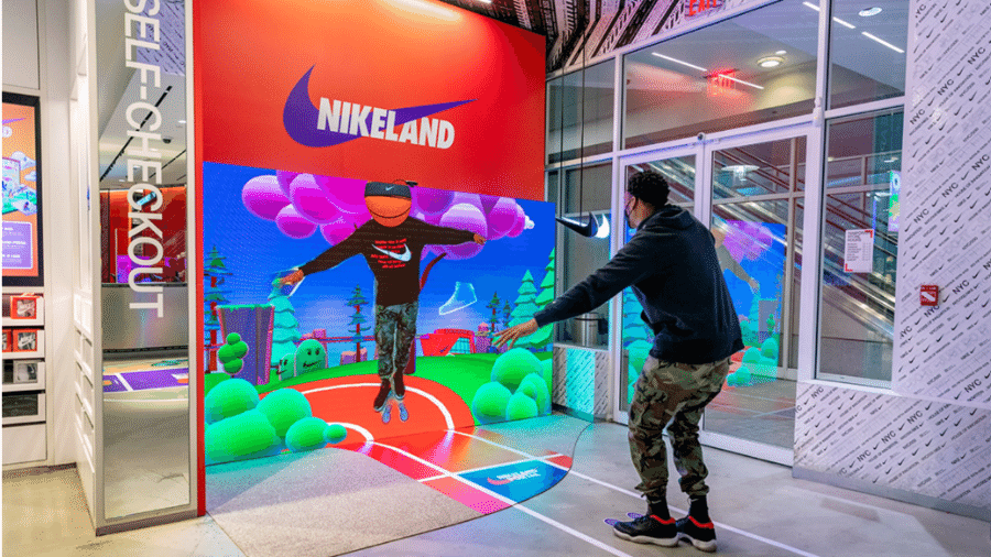 Demonstração na loja da Nike de Nova York do Nikeland, plataforma da empresa para práticas esportivas no metaverso criada no Roblox - Divulgação/Nike