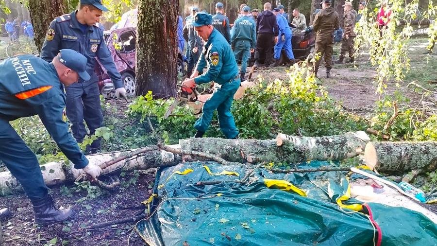 Equipes de emergência trabalham no local depois que ventos fortes derrubaram árvores em um acampamento no Lago Yalchik, na República de Mari El, na Rússia, em 30 de julho de 2023