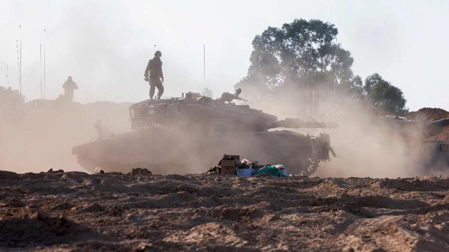 Tanques de Israel posicionados na fronteira com Gaza