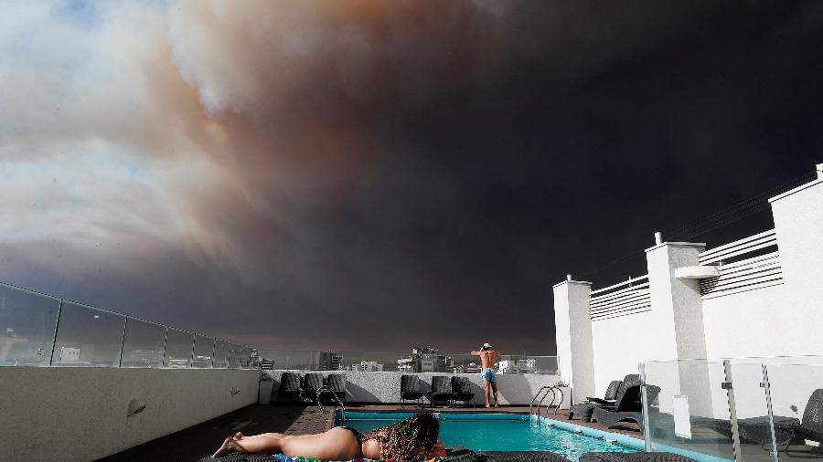 Fumaça de incêndios florestais no céu de Vina Del Mar, no Chile