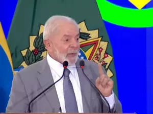 Bolsonaro 'está tentando escapar' do risco de ser preso, diz Lula