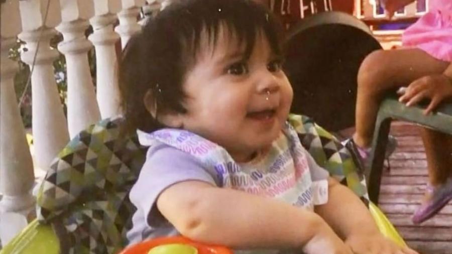 Filha de Kristel Candelario morreu com um ano e quatro meses de idade; ela foi deixada pela mãe em um cercadinho por 10 dias