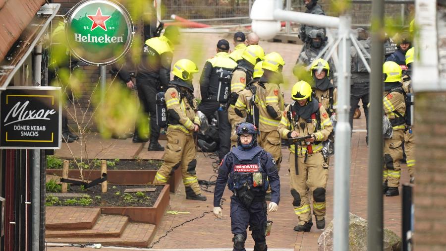 Agentes cercam o Cafe Petticoat em que pessoas foram mantidas reféns em Ede, na Holanda