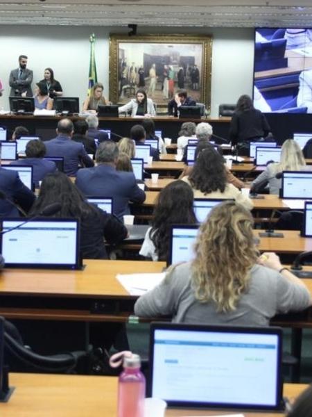 27.nov.2024 - CCJ da Câmara aprovou PEC que proíbe aborto em todos os casos, incluindo estupro