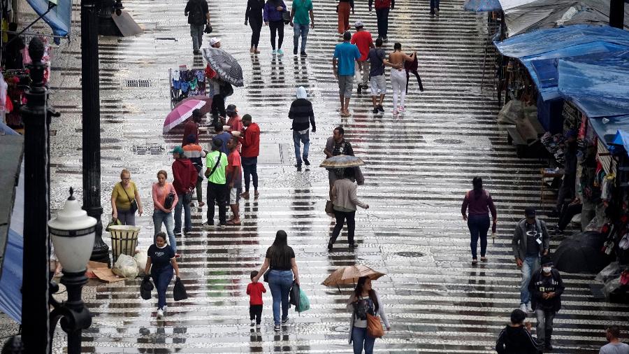 Pedestres enfrentam chuva no centro de São Paulo - CRIS FAGA/ESTADÃO CONTEÚDO