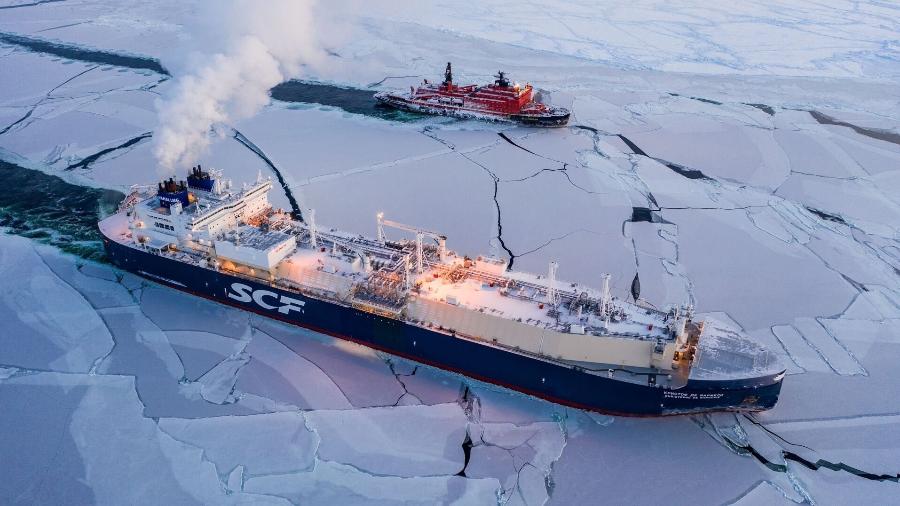 Dois navios quebra-gelo russos navegando no Círculo Polar Ártico