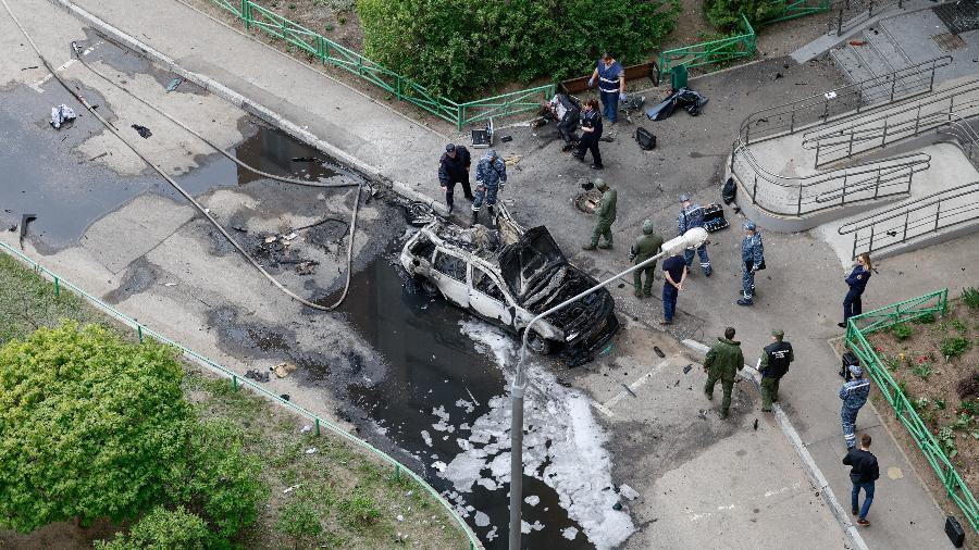 Policiais trabalham no local do atentado com carro-bomba que matou um oficial militar russo de alta patente, em Balashikha, nos arredores de Moscou, Rússia, em 25 de abril de 2025 Policiais trabalham no local do atentado com carro-bomba que matou um oficial militar russo de alta patente, em Balashikha, nos arredores de Moscou, Rússia, em 25 de abril de 2025
