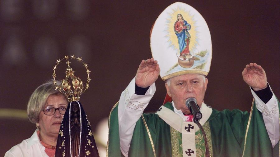 Dona Lila Covas segura imagem de Nossa Senhora Aparecida ao lado do cardeal dom Aloísio Lorscheider na missa em restabelecimento do governador Mário Covas, na Basilica de Aparecida, em Aparecida (SP). 27.01.2001 Dona Lila Covas segura imagem de Nossa Senhora Aparecida ao lado do cardeal dom Aloísio Lorscheider na missa em restabelecimento do governador Mário Covas, na Basilica de Aparecida, em Aparecida (SP). 27.01.2001
