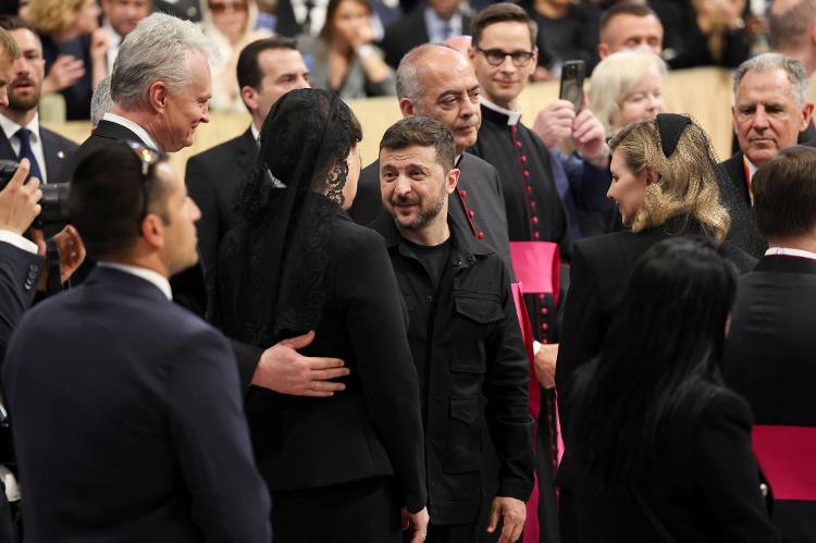 O presidente da Ucrânia, Volodymyr Zelenskiy, e sua esposa, Olena Zelenska, conversam com convidados antes da missa do papa Leão 14