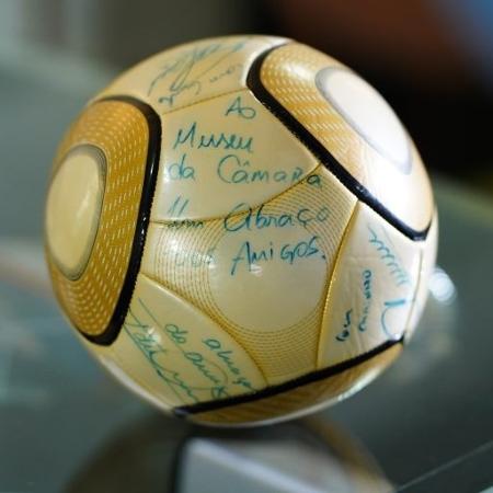 Bola autografada por Neymar havia sido roubada nos protestos de 8/1 Bola autografada por Neymar havia sido roubada nos protestos de 8/1