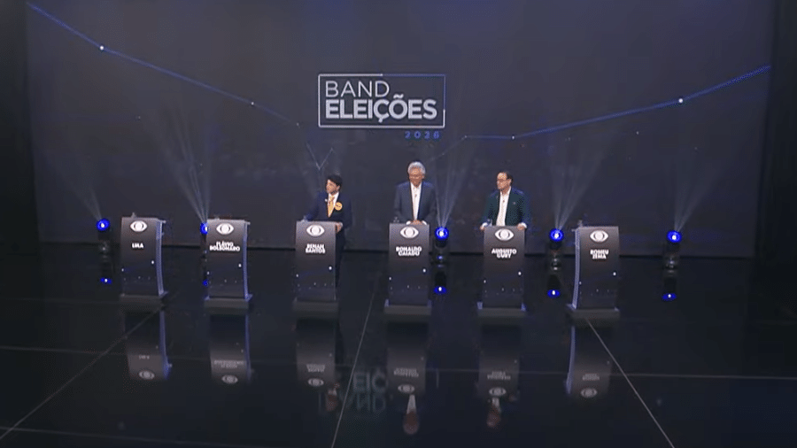 pulpitos-de-lula-pt-flavio-bolsonaro-pl-e-romeu-zema-novo-vazios-antes-do-inicio-do-debate-na-band-os-candidatos-renan-santos-missao-ronaldo-caiado-psd-e-augusto-cury-avante-compareceram-1787526268007_v2_900x506 Lula ausente no debate: candidatos atacam presidente e polarização domina primeira confrontação eleitoral