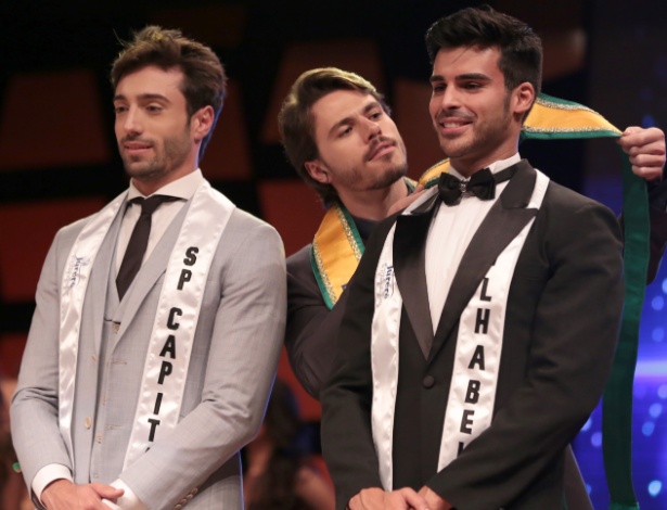 Anderson Tomazini, Mister Ilhabela, recebe a faixa de Mister Brasil 2015 - Marco Dutra/UOL