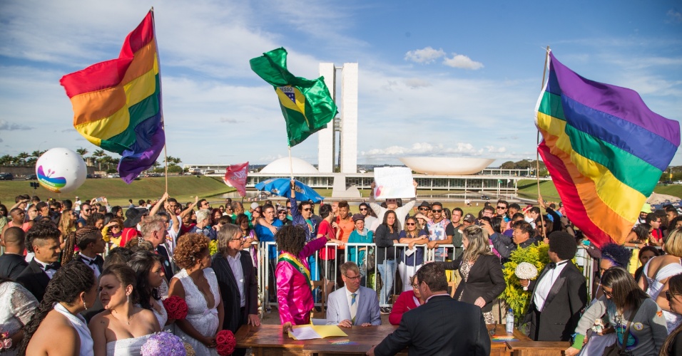 28.jun.2015 - Casais homossexuais se casam em frente ao Congresso Nacional, em Brasília, antes da Parada Gay na capital federal, neste domingo (28)