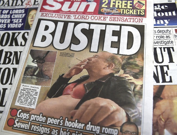 O jornal britânico "The Sun" publicou nesta segunda-feira (27) novas fotos do lorde britânico John Sewel, que aparece fumando enquanto usa sutiã e jaqueta de couro