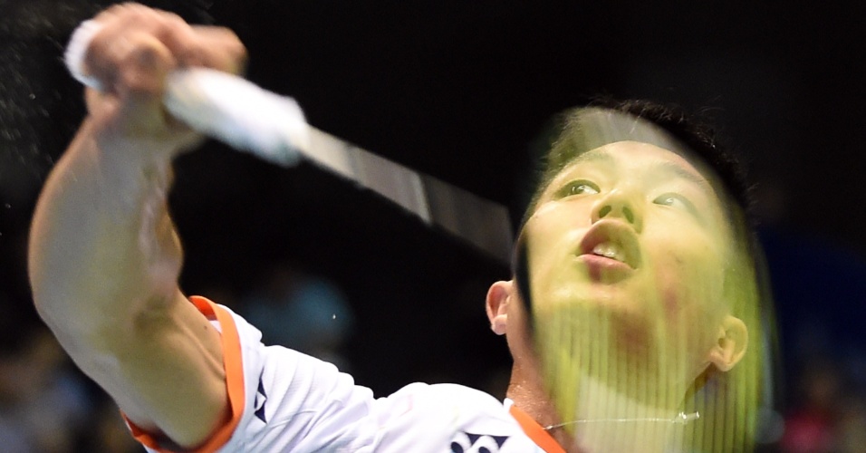 9.set.2015 - Atleta taiwanês Chou Tien Chen faz partida contra o japonês Sho Sasaki durante torneio de badminton Japan Open Superseries, em Tóquio