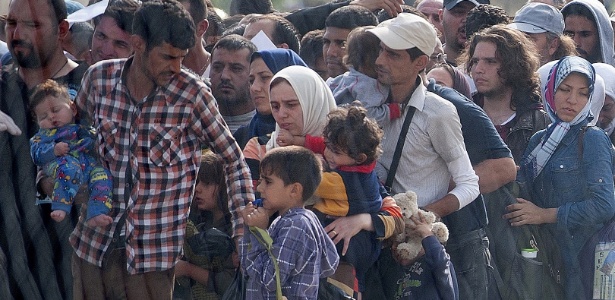 Refugiados esperam por registro após cruzar a fronteira entre a Grécia e a Macedônia em Gevgelija - Robert Atanasovski/AFP