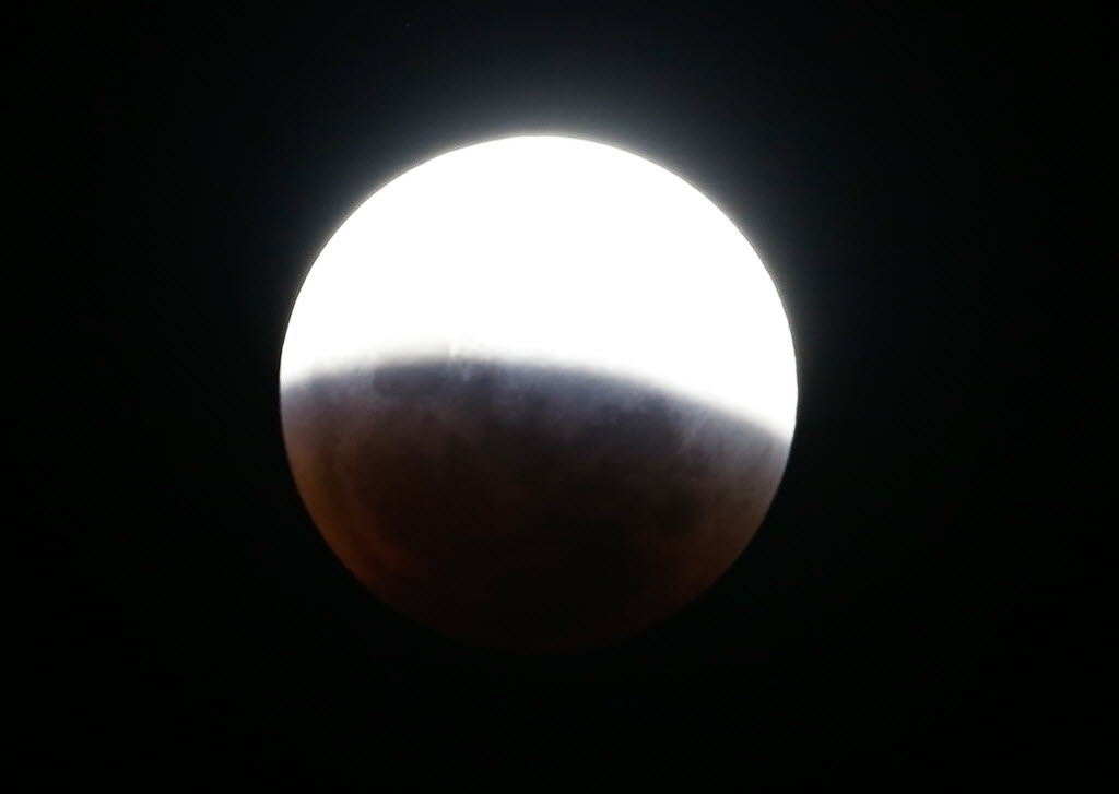 Fotos: Eclipse da Superlua é visto pelo mundo - 27/09/2015 - UOL Notícias