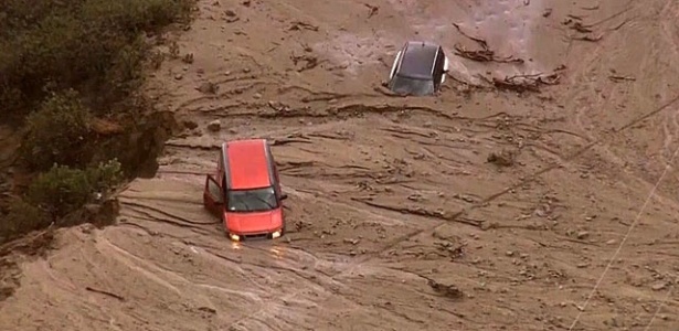 Carros são cobertos pela lama que devastou comunidades rurais na Califórnia - BBC Brasil