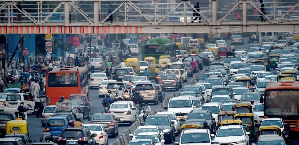 15.out.2015 - Trânsito intenso em rua de Nova Déli, Índia - Roberto Schmidt/ AFP