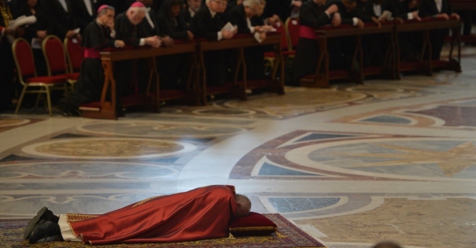 25.mar.2016 - Papa Francisco se deita na Basílica de São Pedro e ora durante a Solene Ação Litúrgica da Paixão, rito da Igreja Católica que relembra a crucificação e morte de Jesus Cristo