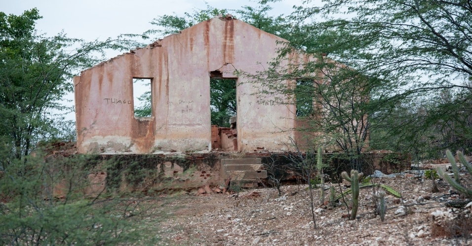 31.jan.2017 - Ruínas da antiga casa do agricultor Orlando Vieira Santos no sítio desapropriado para o Reservatório Mangueira, em Salgueiro (PE)
