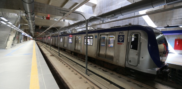 5.abr.2018 - Trem chega à estação Moema do metrô de São Paulo - Rivaldo Gomes/Folhapress