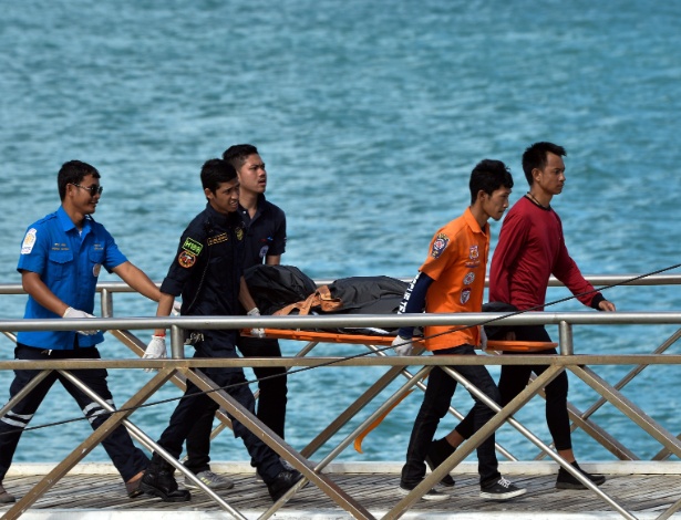6.jul.18 - Equipes de resgate carregam corpo de vítima de naufrágio - Sooppharoek Teepapan/Reuters
