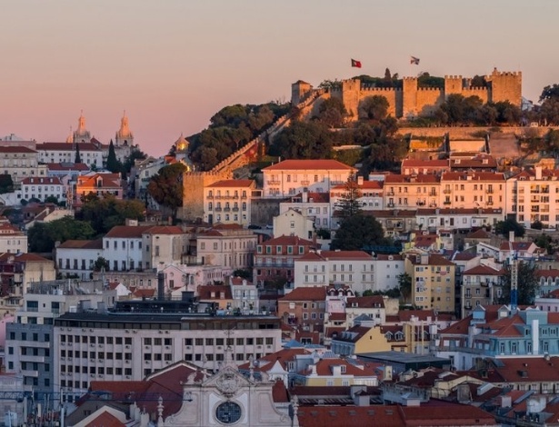 Áreas históricas como Alfama, em Lisboa, atraem cada vez mais interessados, mas investimentos vêm cada vez mais se descentralizando, para onde há preços menores - Getty Images