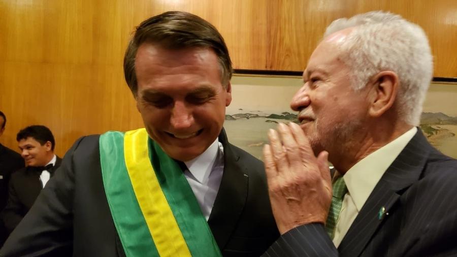 O jornalista Alexandre Garcia, recém-saído da Globo, postou foto ao lado de Jair Bolsonaro no dia da posse presidencial - Reprodução/Twitter